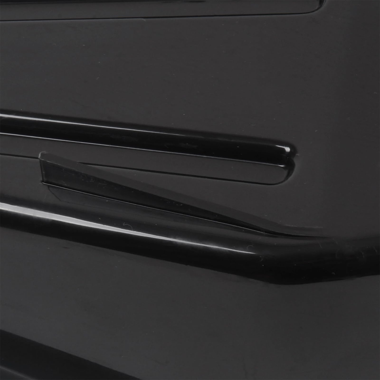 MOTO4U splash-proof design minimizes oil mist during draining.