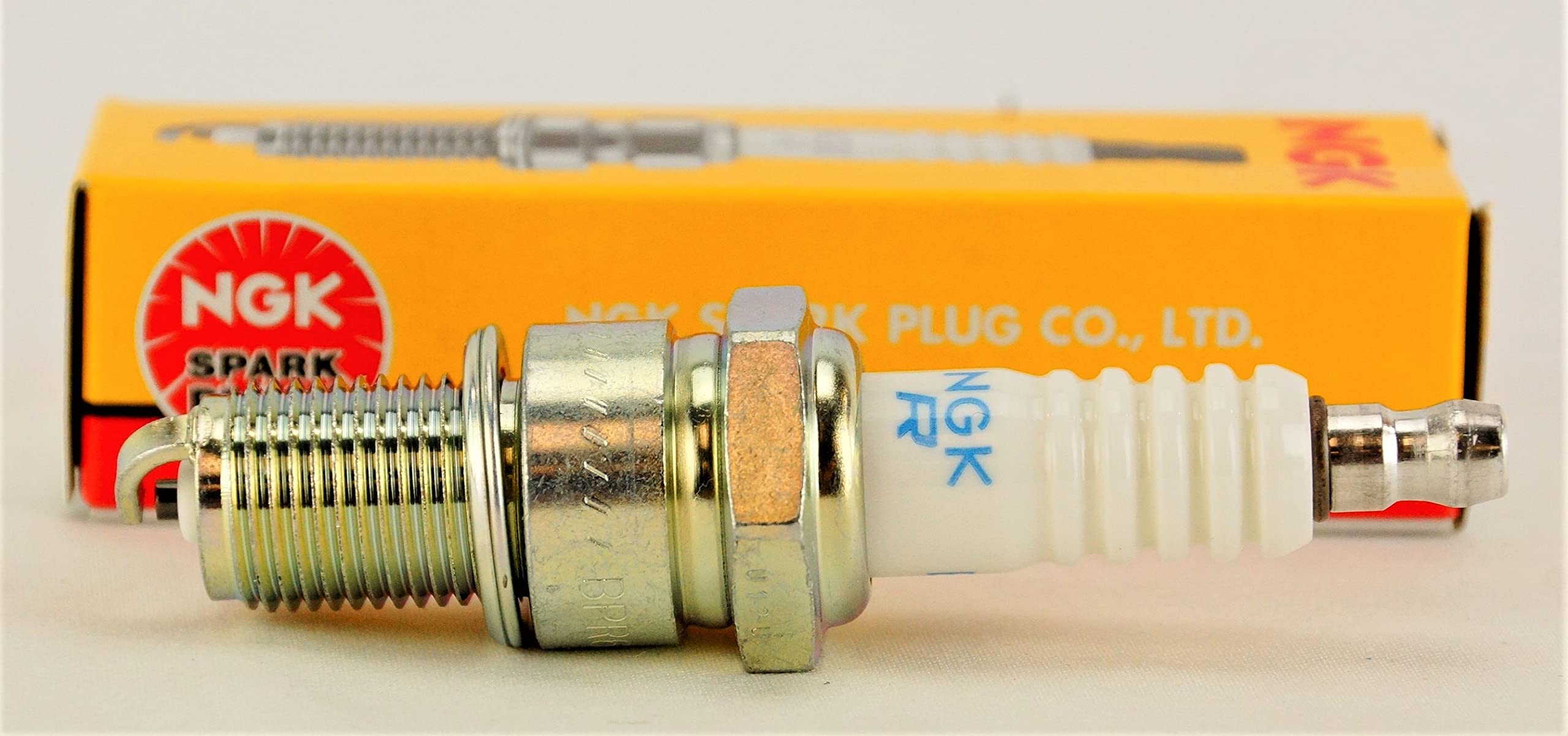 NGK BPR6ES 7131 spark plug top view highlights connector design