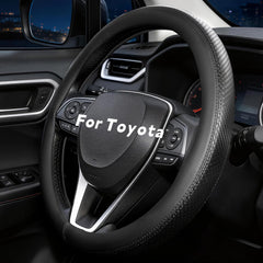 Noplkdss steering cover close-up on leather and carbon fiber for a refined grip.