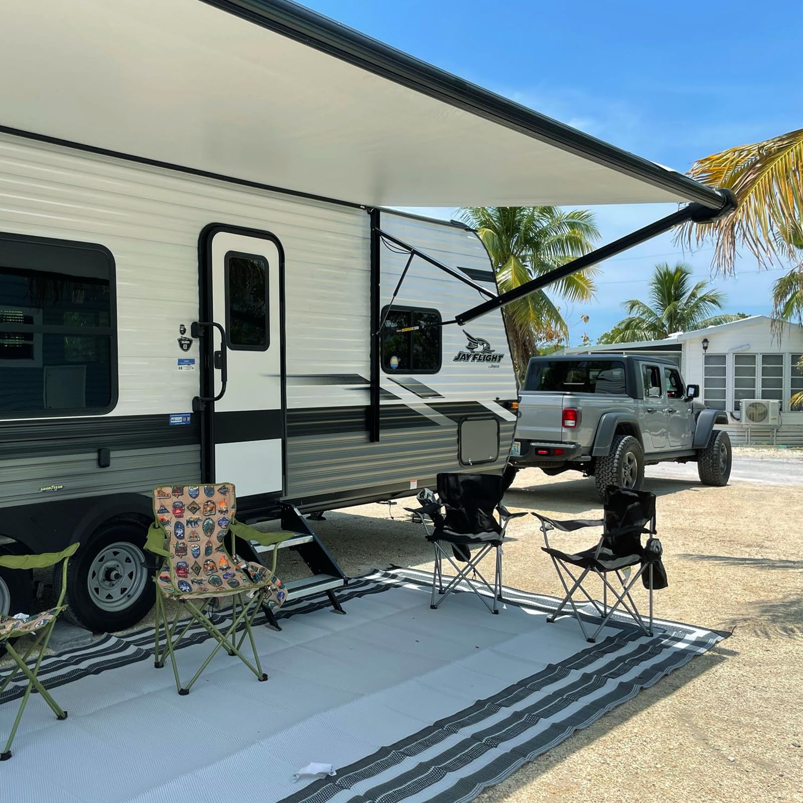 NOVINO shade fit-check demonstrates secure attachment for Lippert frames