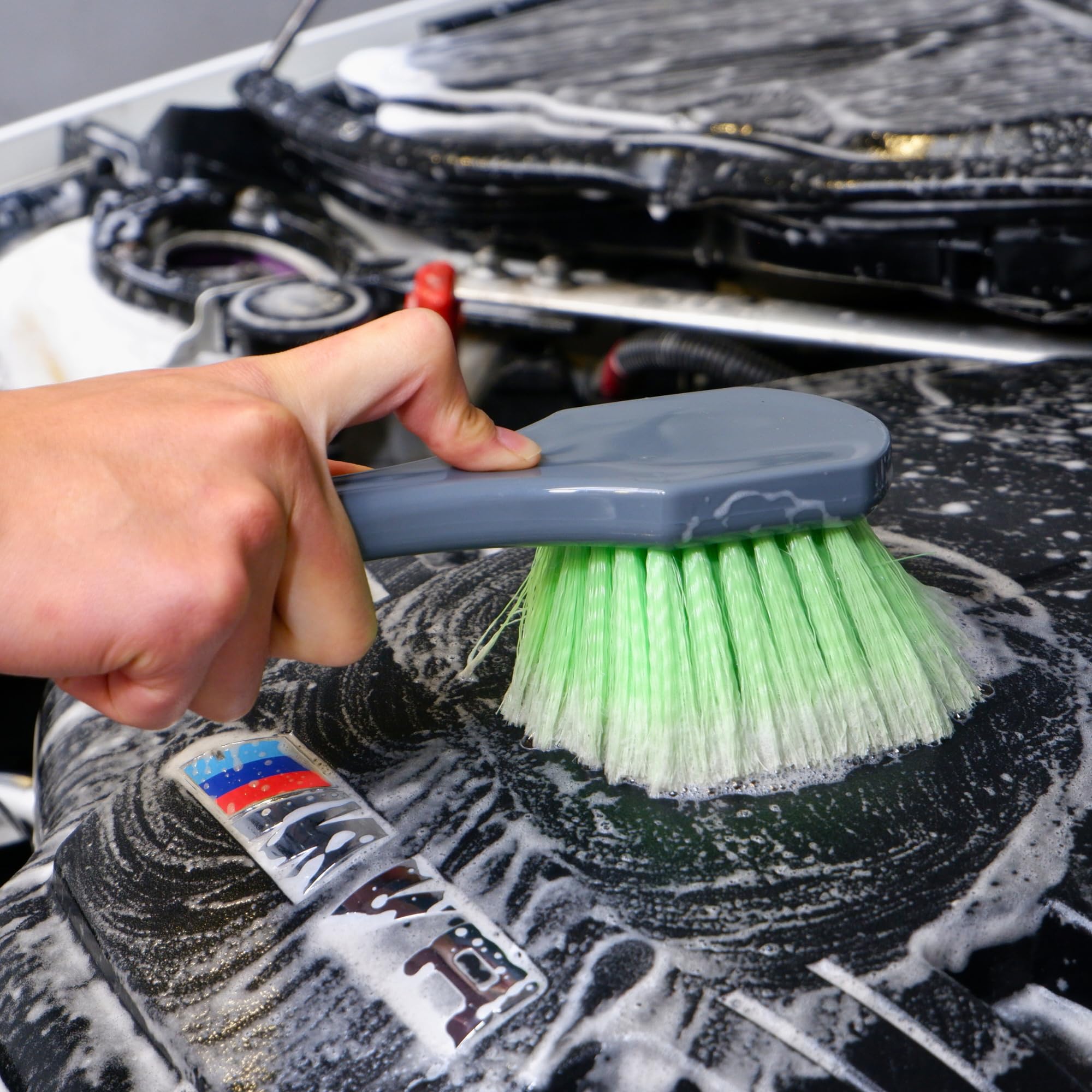 Oesee 20-inch bendable brush reaches tight engine bay corners