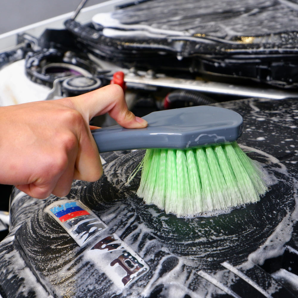 Oesee 20-inch bendable brush reaches tight engine bay corners