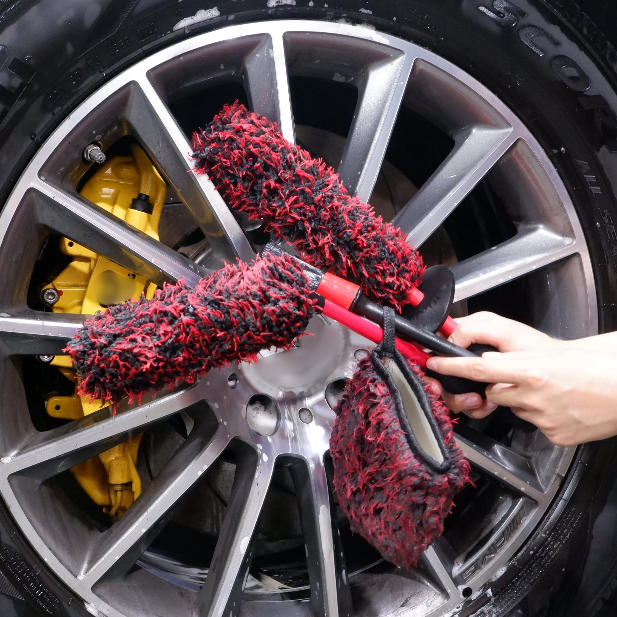 oesee long-handle wheel brush eases access to tight wheel spokes.