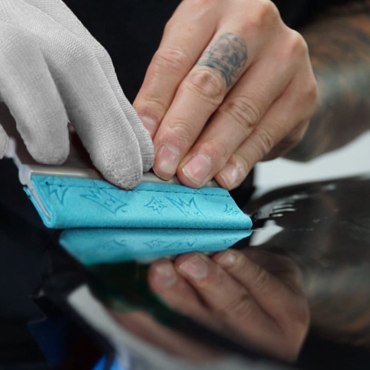 Off-Wrap Squeegee Flex application-stroke enables controlled passes for even coverage.