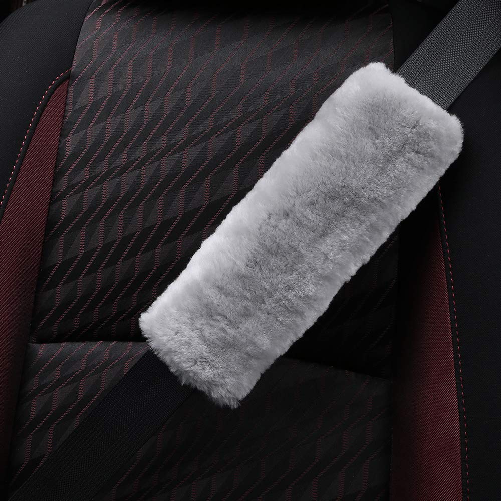 OGLAND close-up shows fluffy wool texture and plush comfort on the pad.