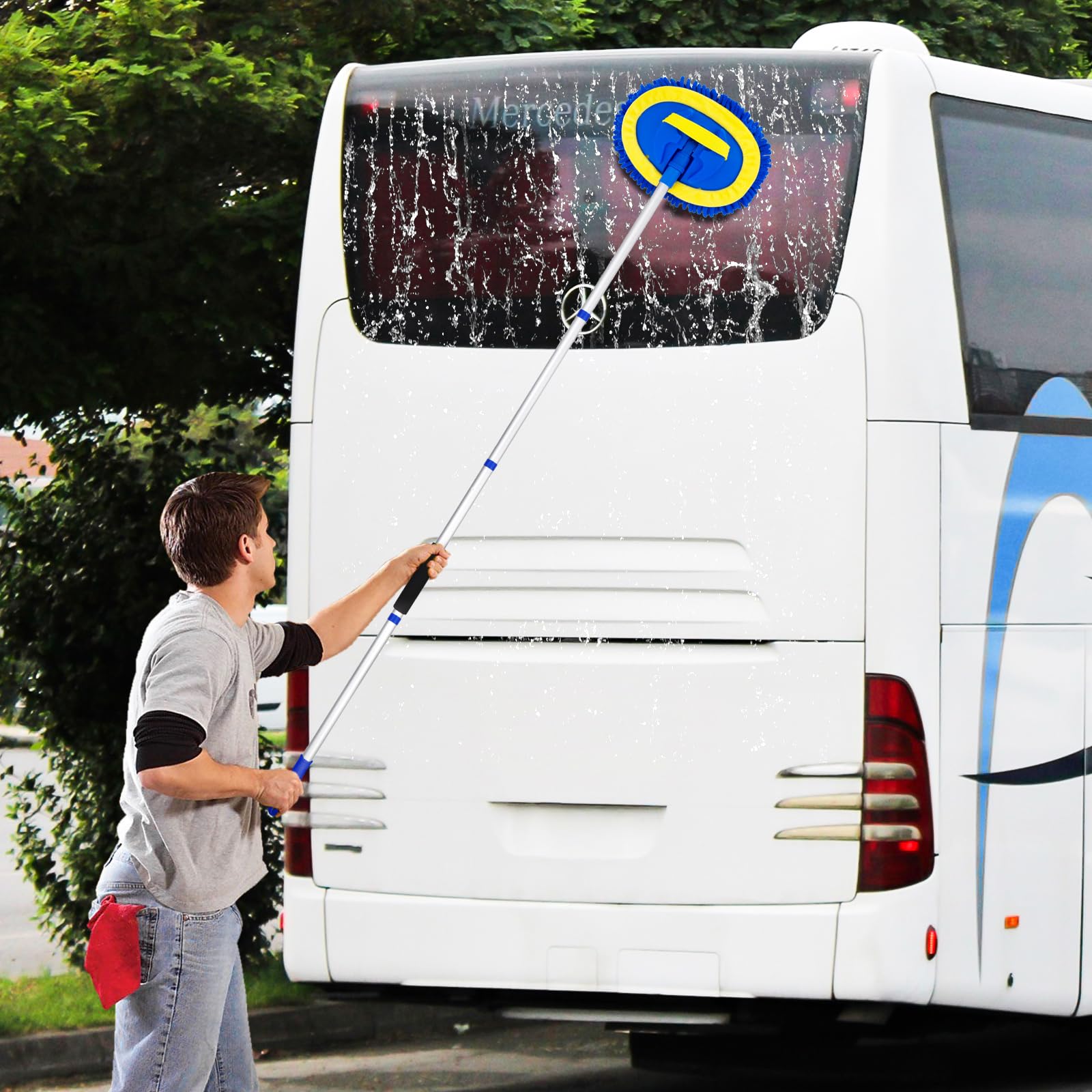 Ordenado 180-degree mop head rotation improves control during washing.