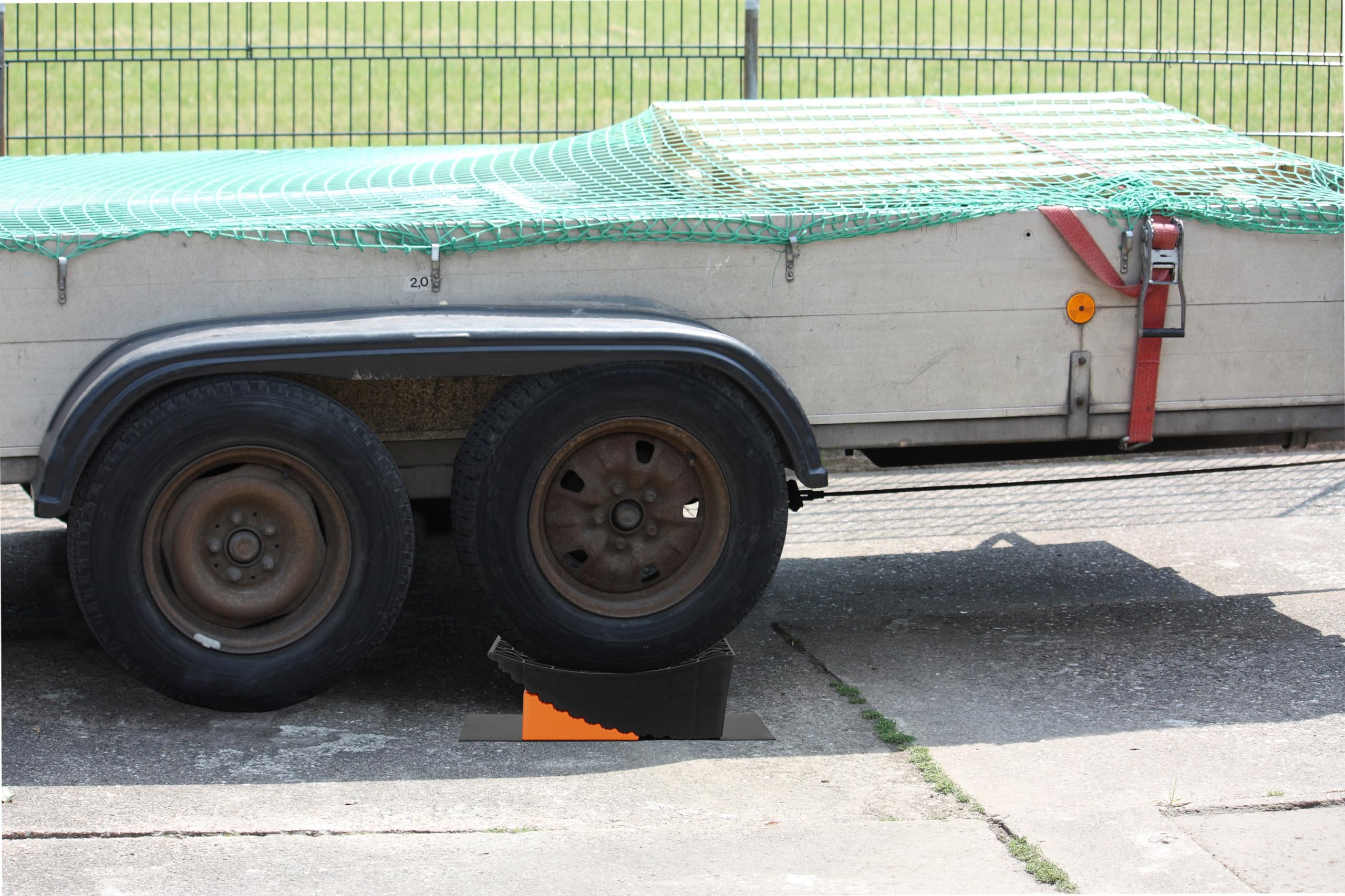 OULEME dual axle compatibility shown on a wide RV trailer