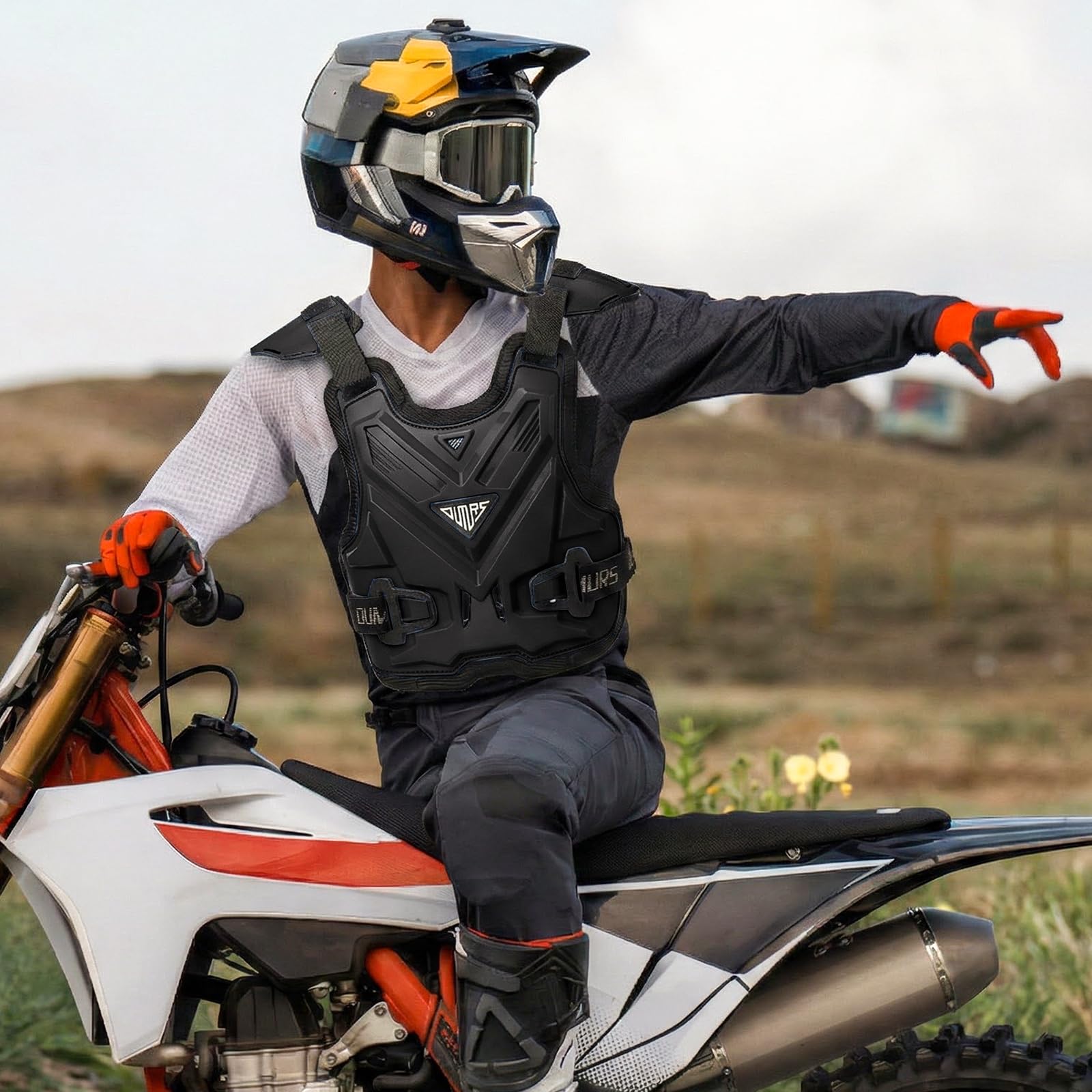 Oumurs buckle system close-up demonstrates secure, adjustable fit for versatile body types.