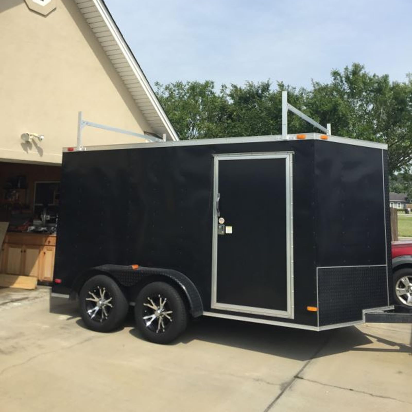 OUTPRIZE rack carries ladders and boards, keeping long cargo secure.