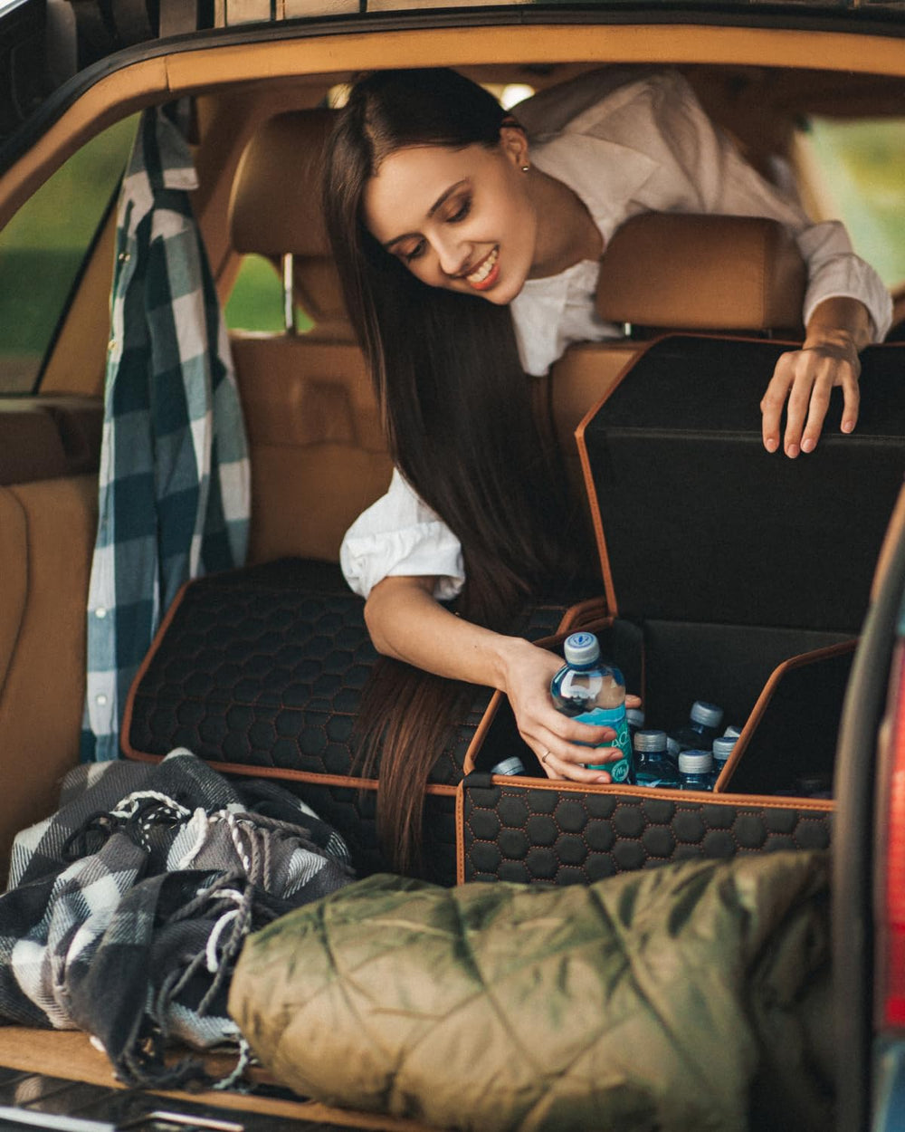 Owleys sturdy carry handles enable easy transfer between trunk and home.