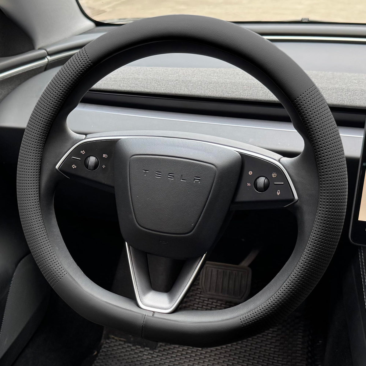 PINCTROT Nappa leather cover for Tesla Model Y flat-bottom 14 inch, improved grip.