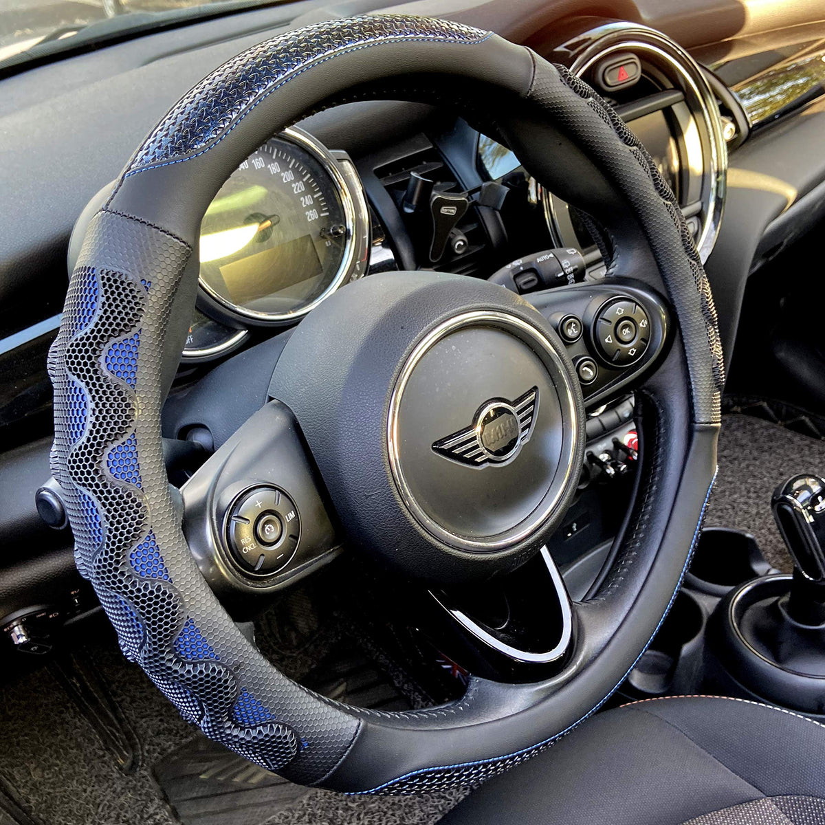 PINCTROT steering wheel cover with a 3D honeycomb design for secure, comfortable grip.