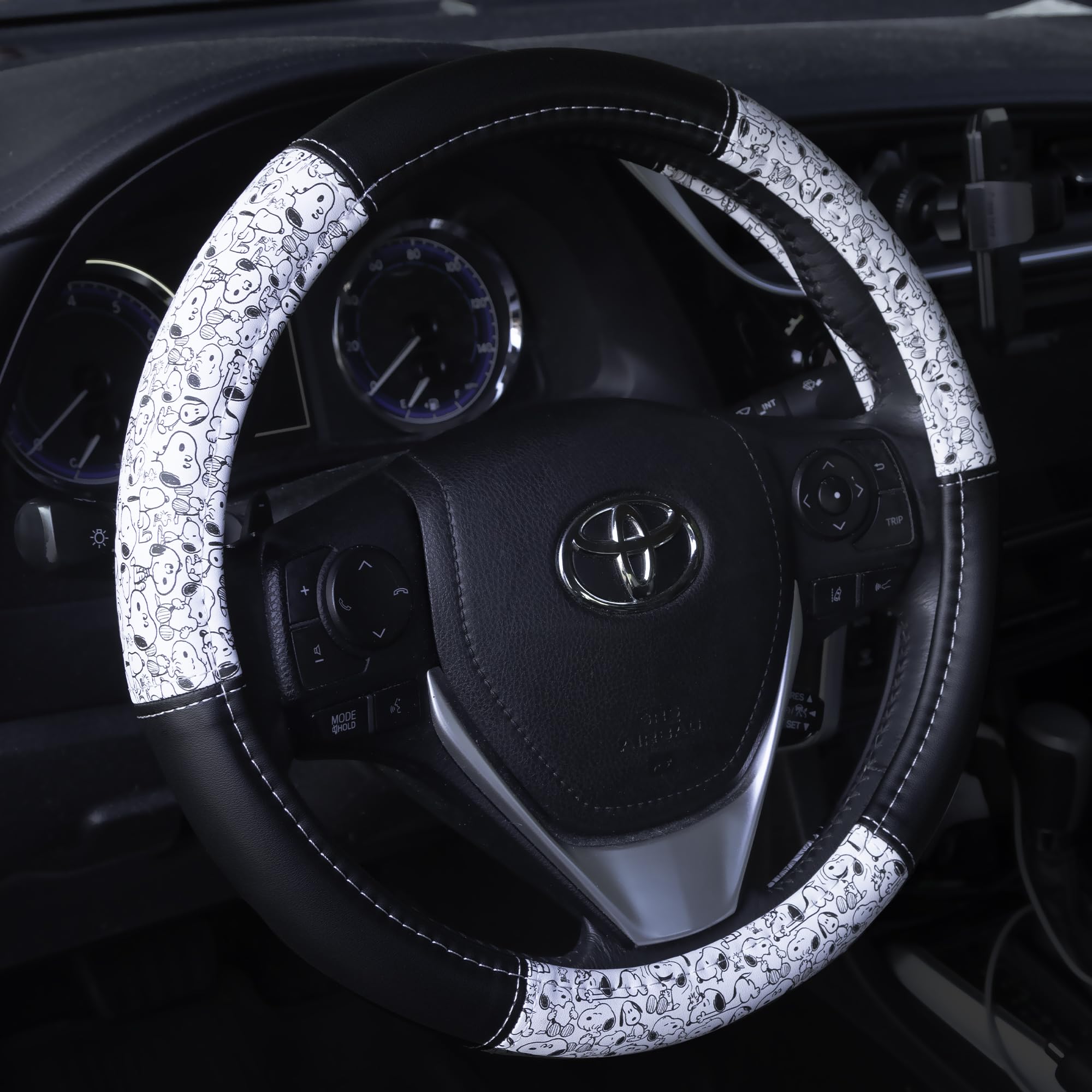 Plasticolor Peanuts Snoopy Expressions steering wheel cover installation-ready design helps secure fit quickly