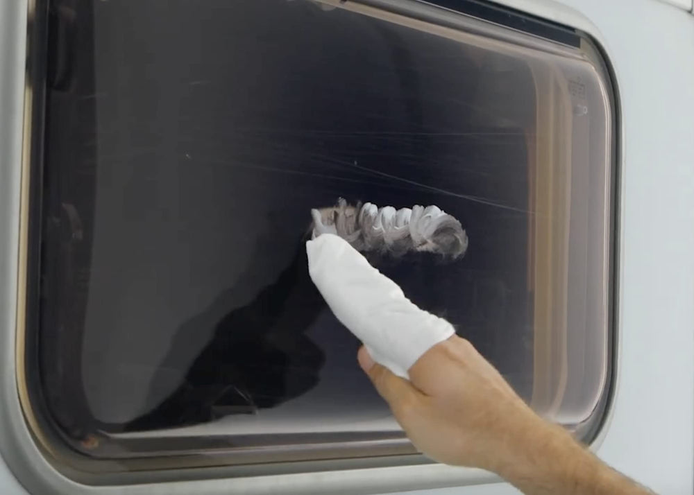 QUIXX 10003 before-after demo showing scratch removal on clear acrylic