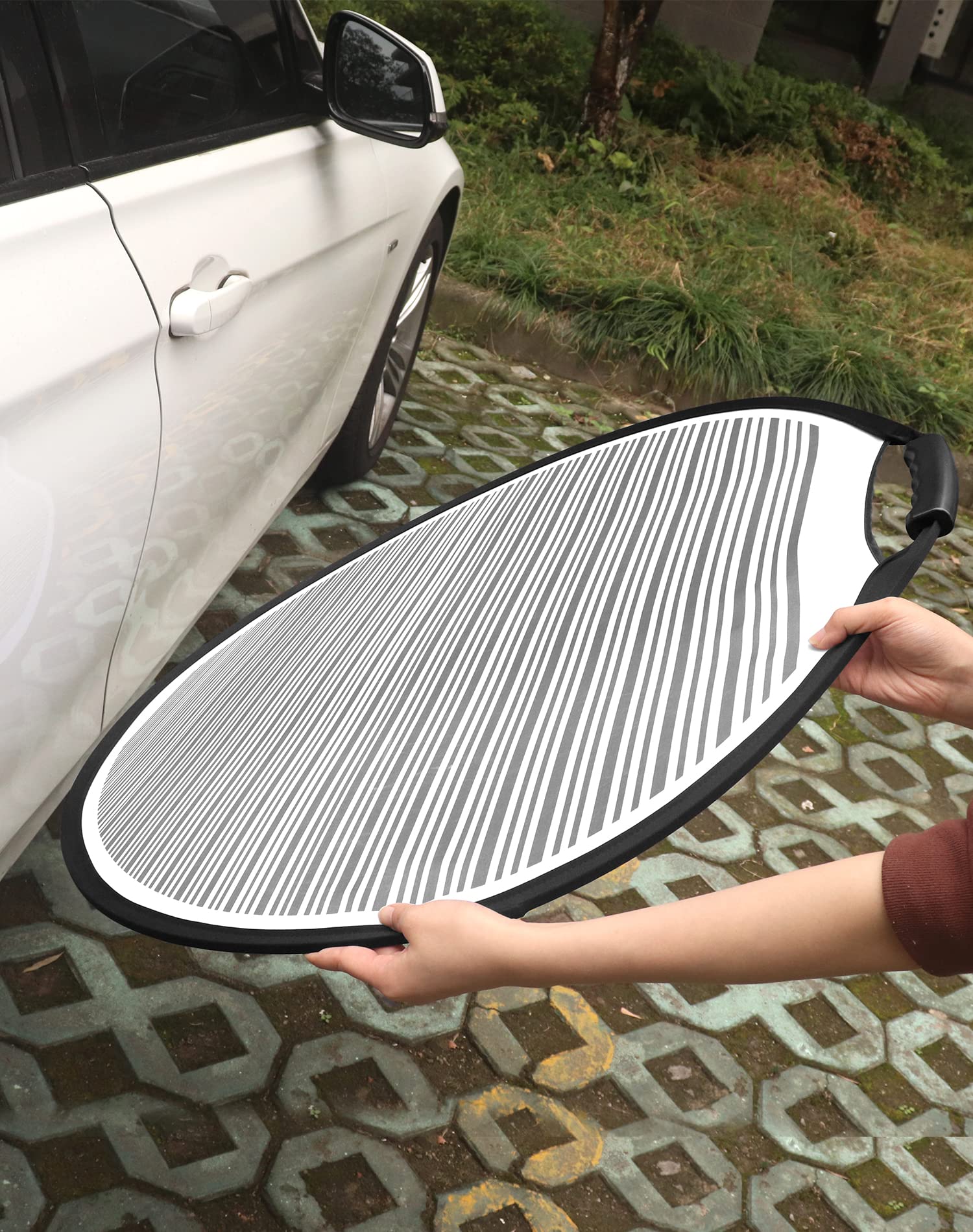 Using the QWORK reflector to reveal dents on a car panel
