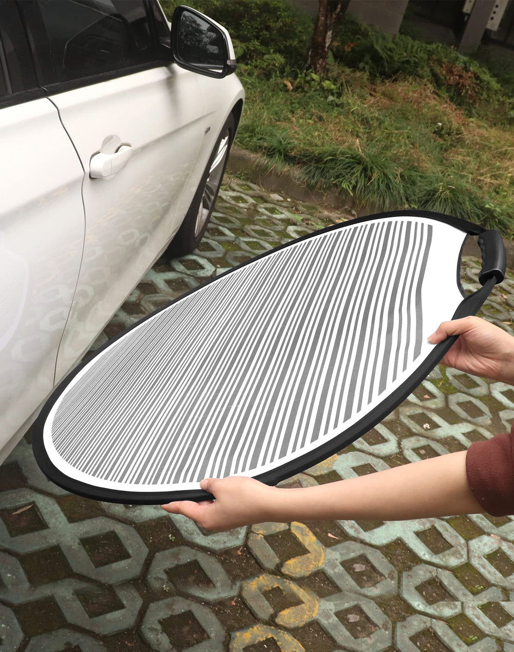 Using the QWORK reflector to reveal dents on a car panel