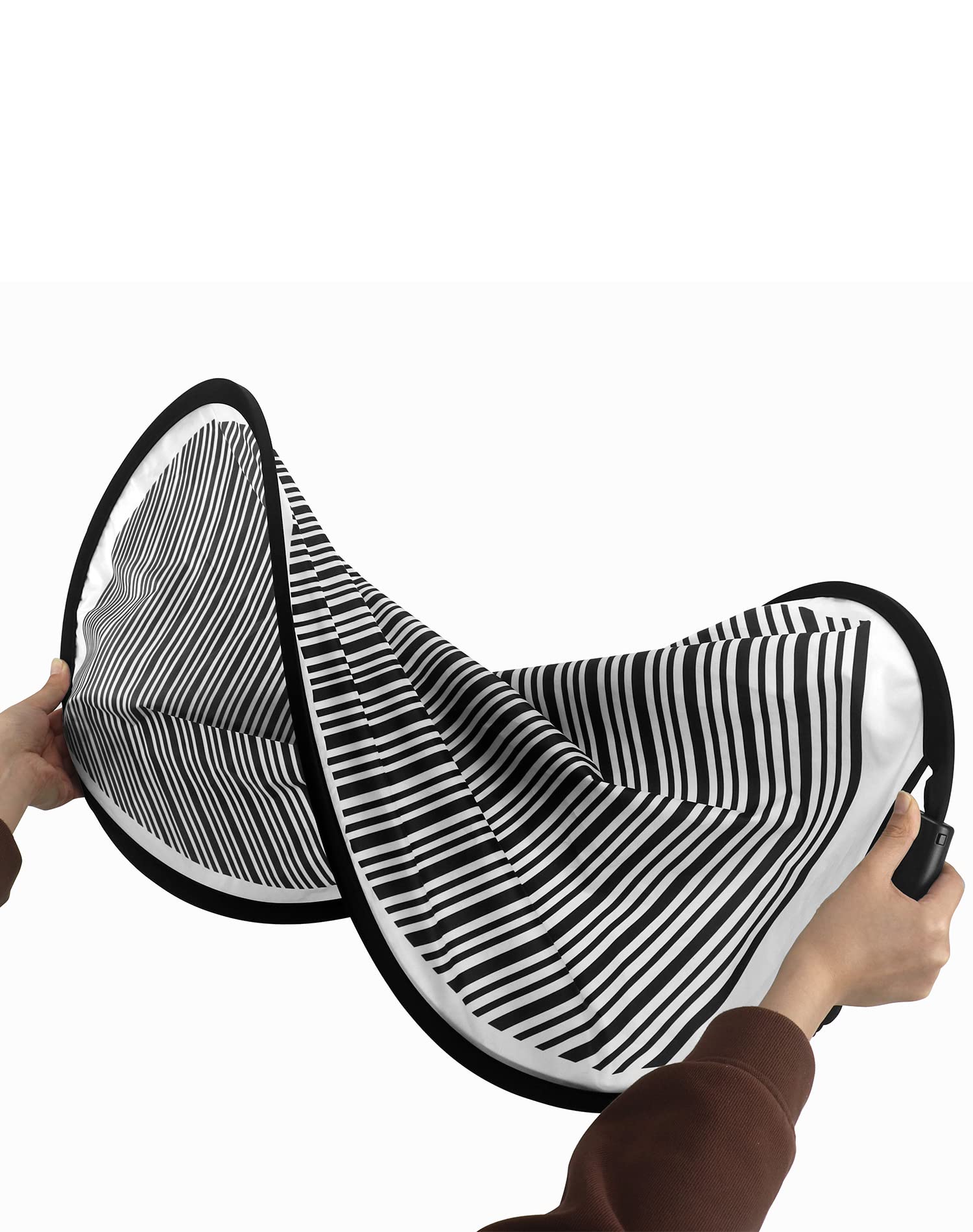 Foldable QWORK reflector with storage bag ready for transport