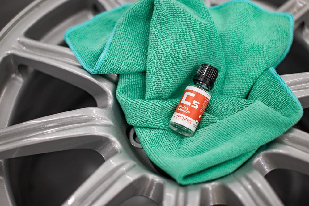 Ice Grey Edgeless Pearl towel supports consistent, swirl-free detailing.