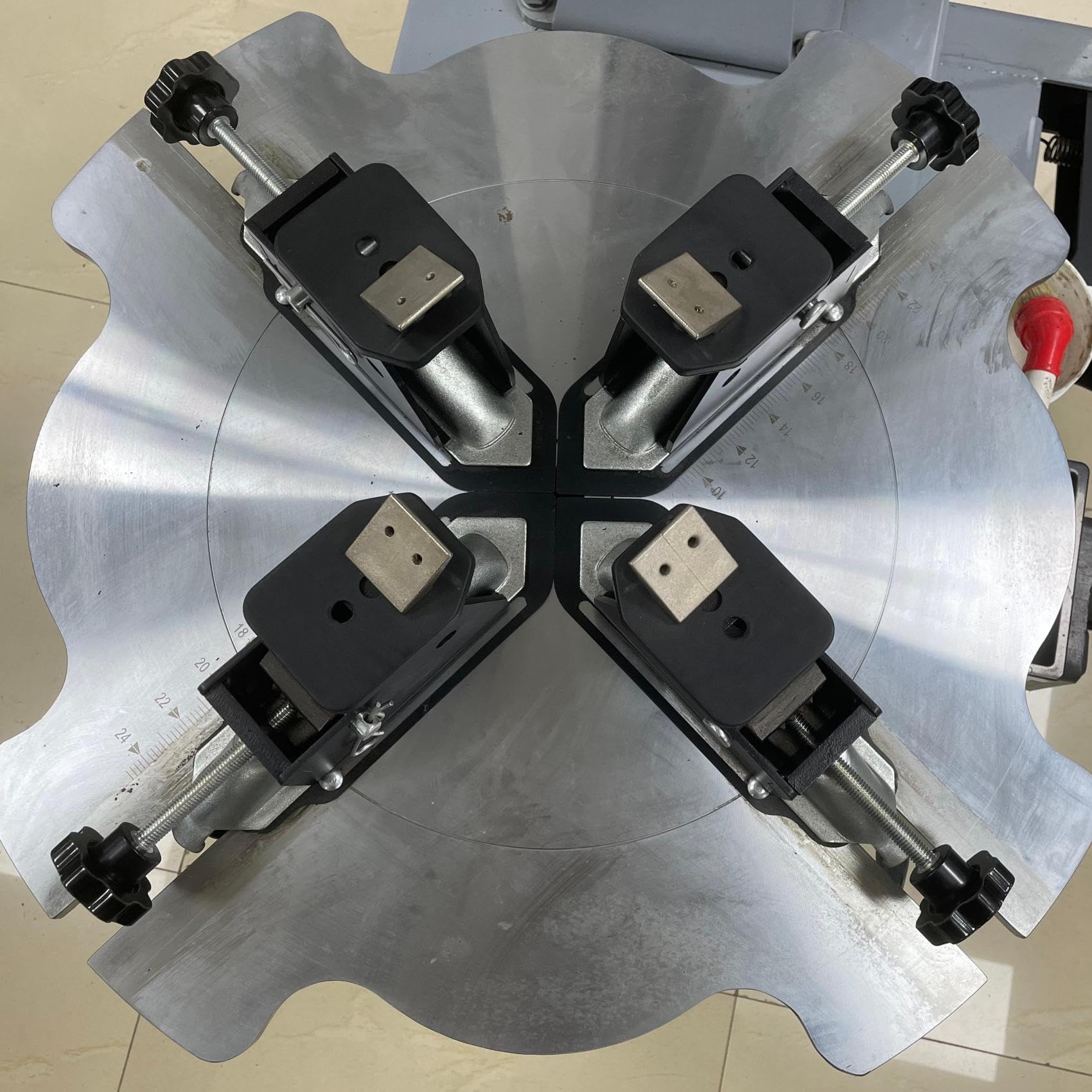 RebarTech rubber pad contacts rim to prevent scratches and stabilize rotation