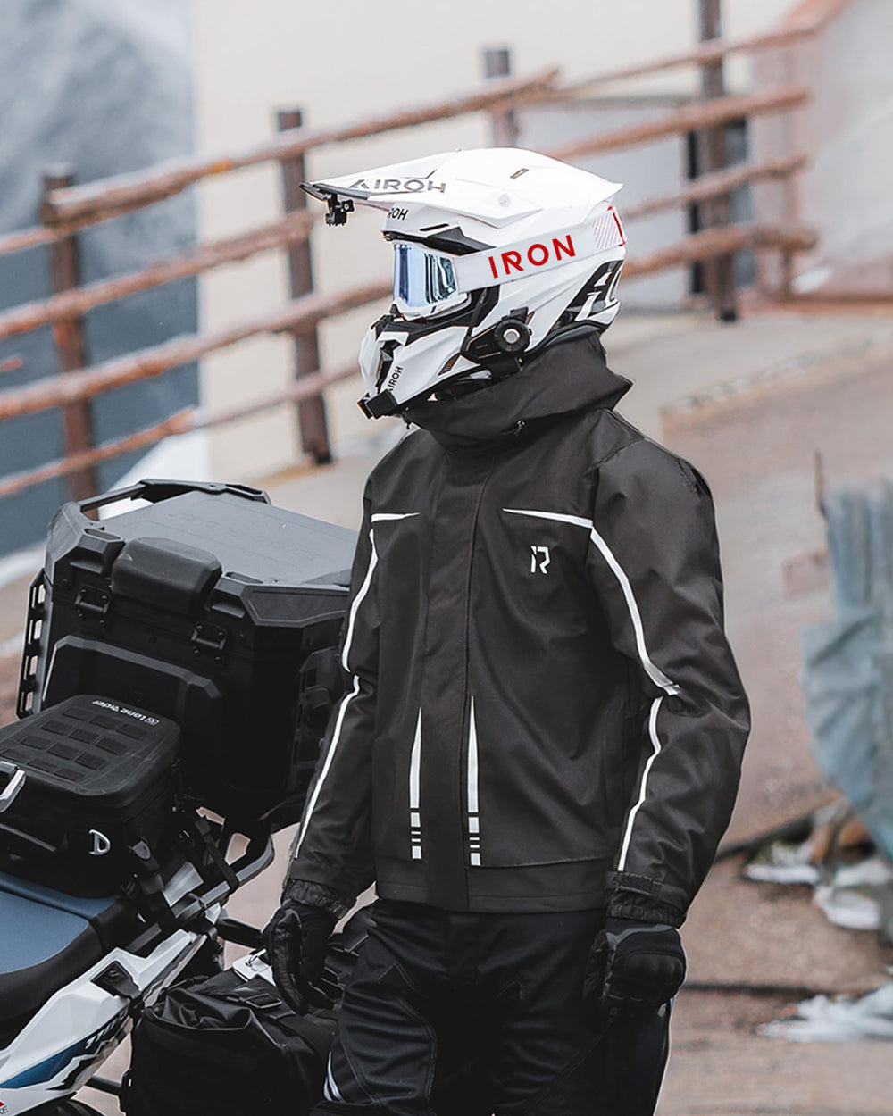 RIDEIRON compact storage pouch makes packing quick and space-saving.