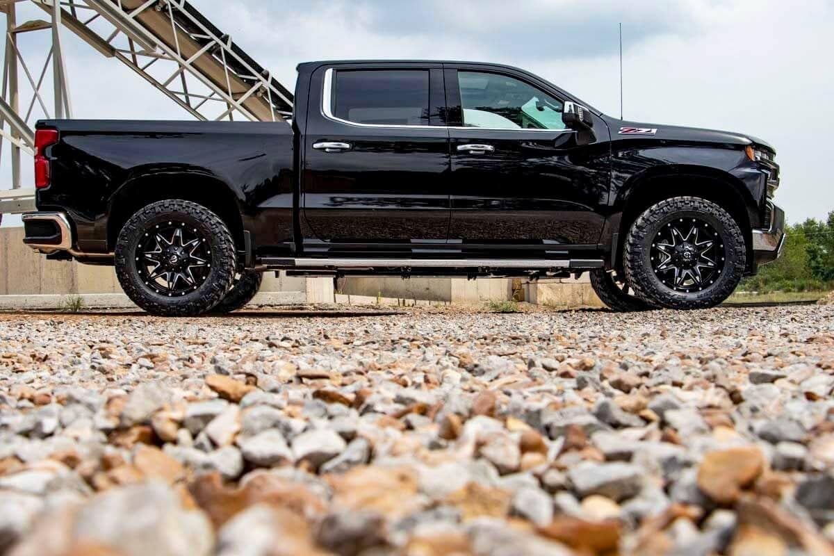 Vehicle with increased ground clearance from the leveling kit