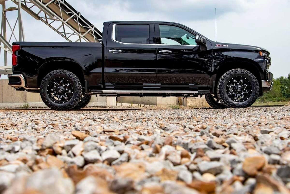 Vehicle with increased ground clearance from the leveling kit