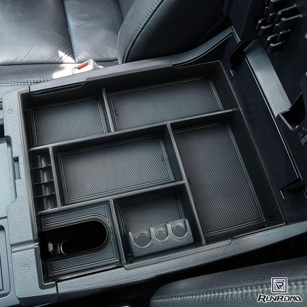 RUNROAD cord routing slot for easy charging while keeping the tray tidy.