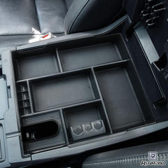RUNROAD cord routing slot for easy charging while keeping the tray tidy.