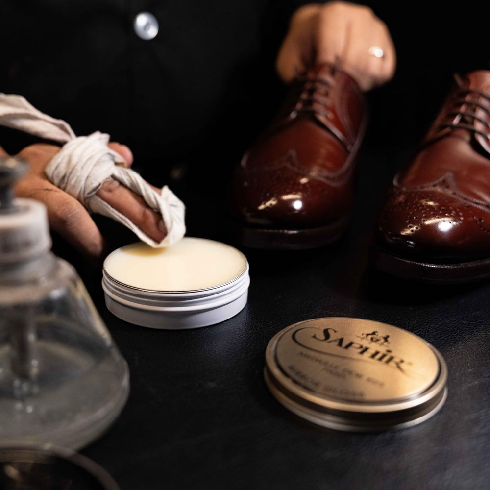 SAPHIR buffing cloth in action delivering quick, even gloss.