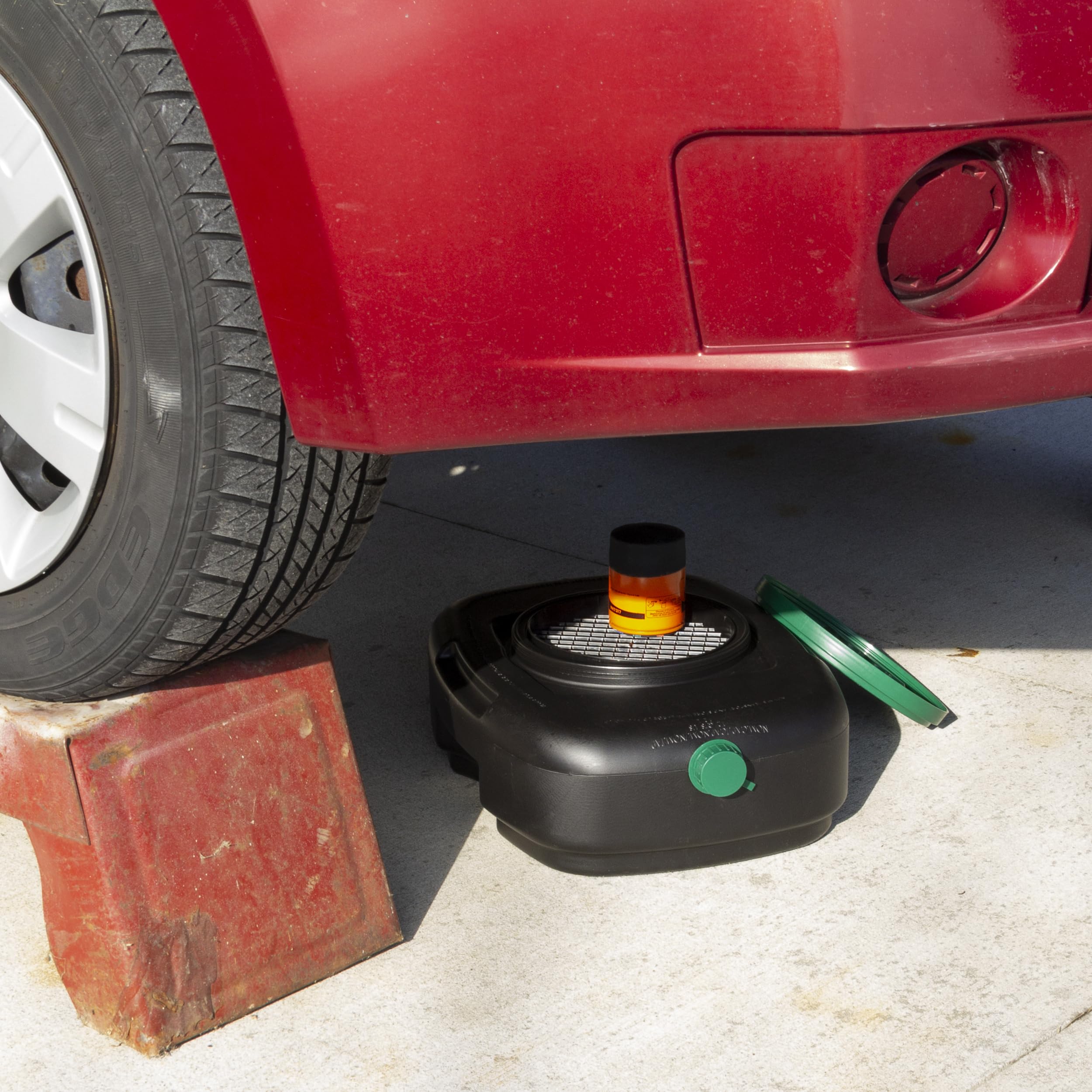 Scepter AM06984 heavy-duty HDPE construction resists chemicals and corrosion