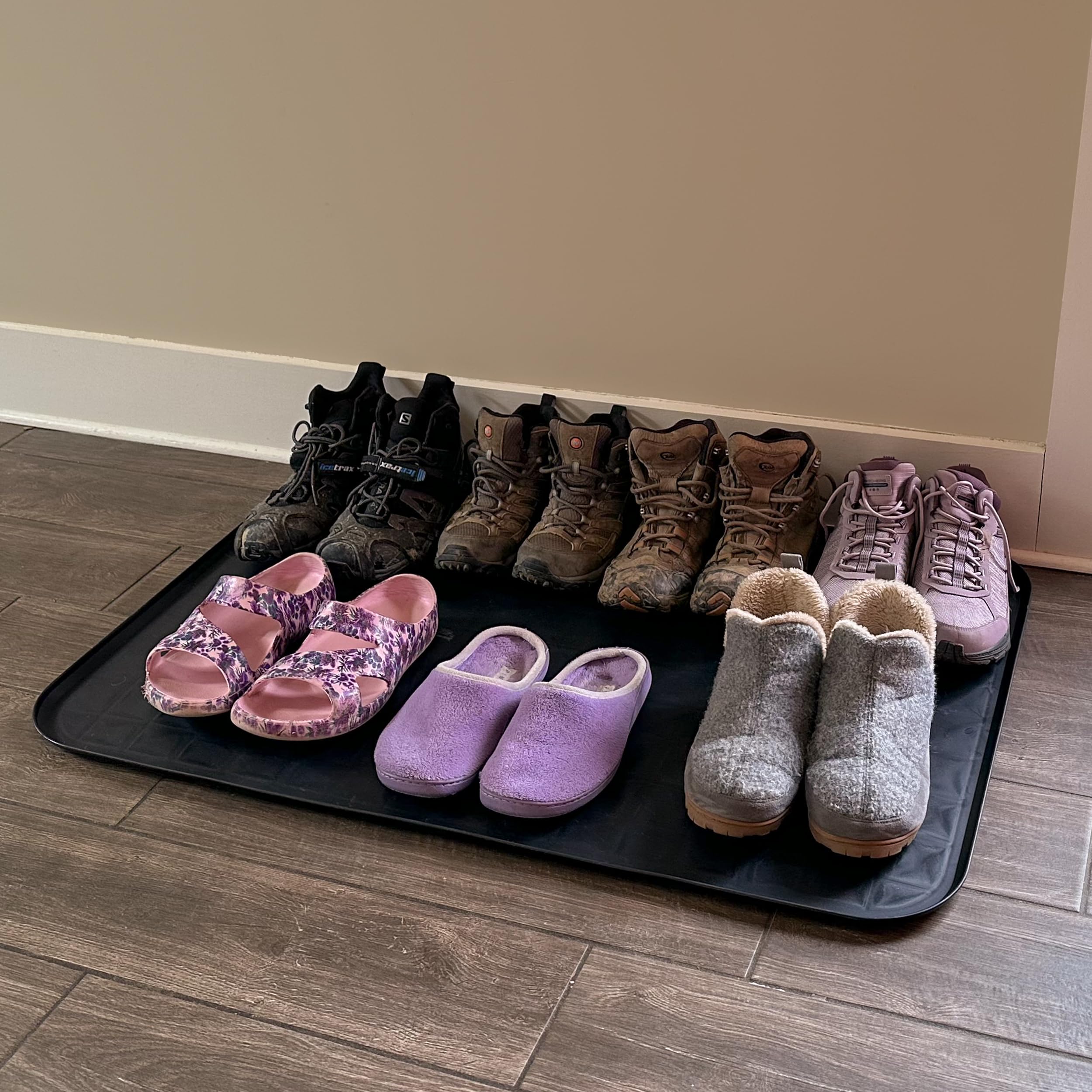 Scepter pet food mat contains spills for tidy feeding areas.