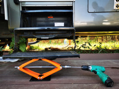 Using a power drill to extend Schumaho stabilizer height for quick setup.