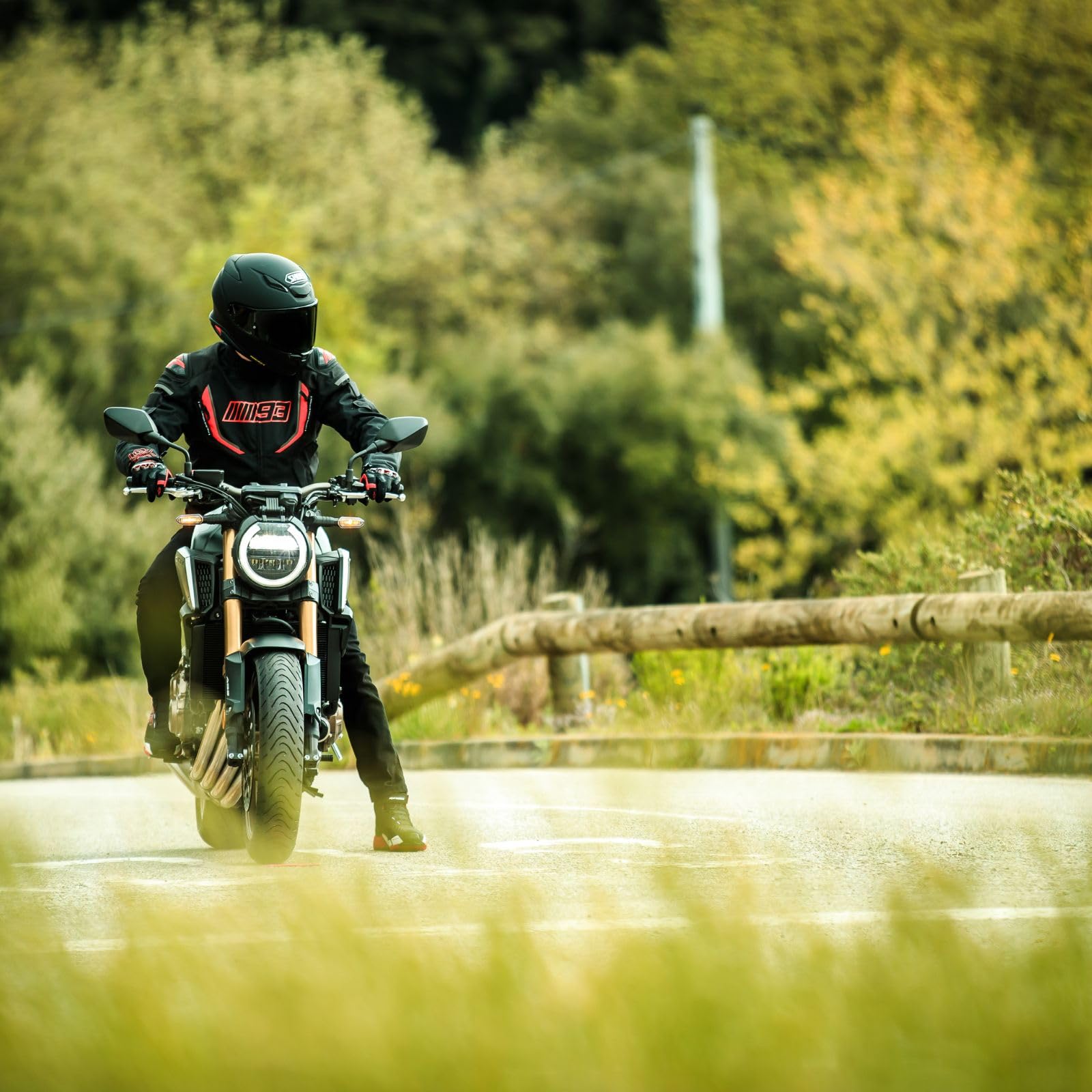 Shoei RF-1400 air vents system delivers cool comfort during rides.
