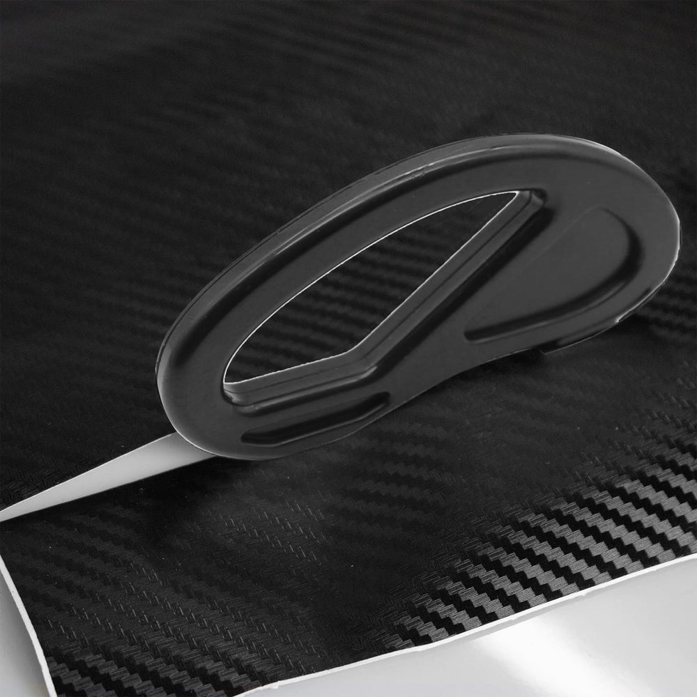 Spanno vinyl wrap magnet helps secure panels during wrapping work.