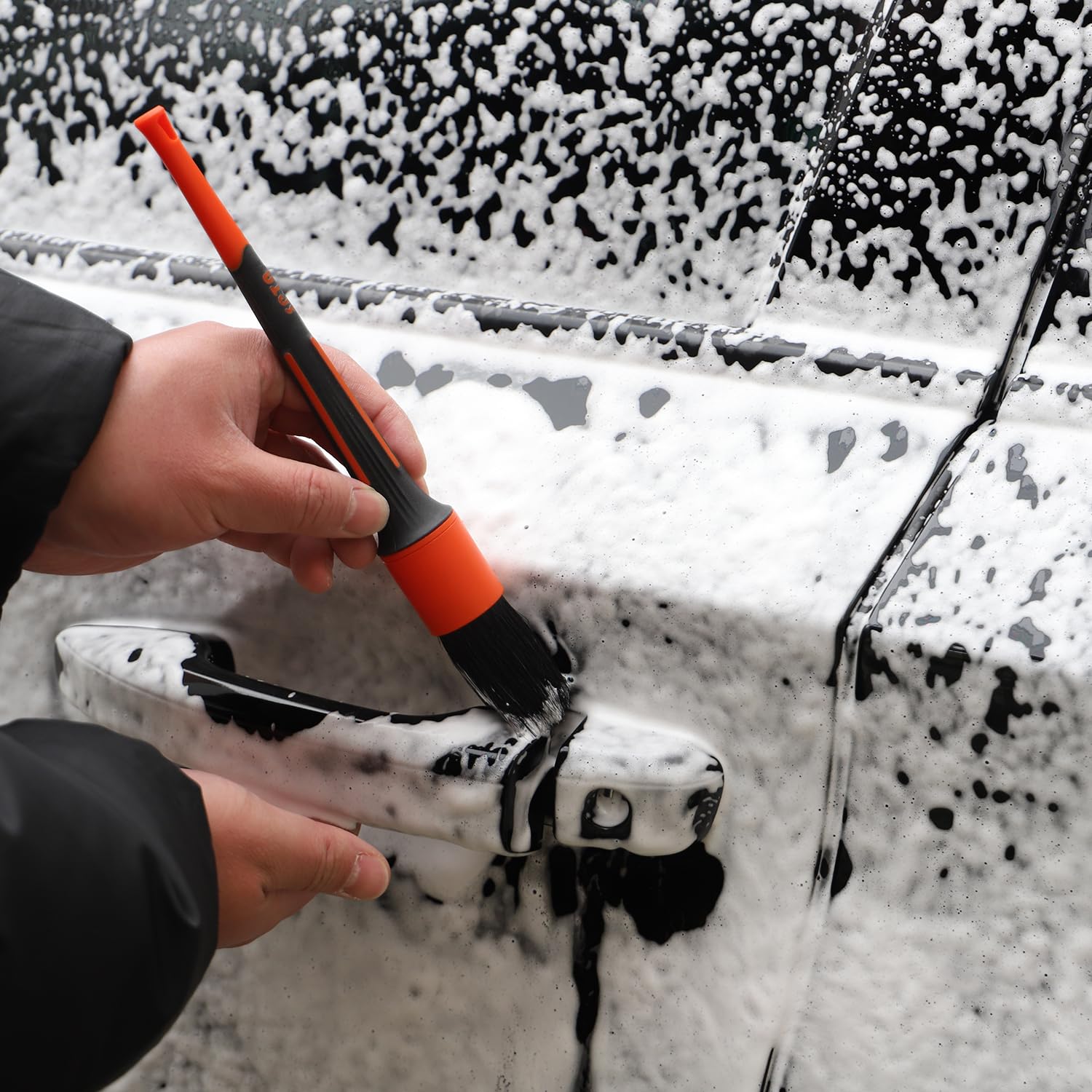 SPTA versatile wet-dry brush handles liquids and dust for all-around cleaning