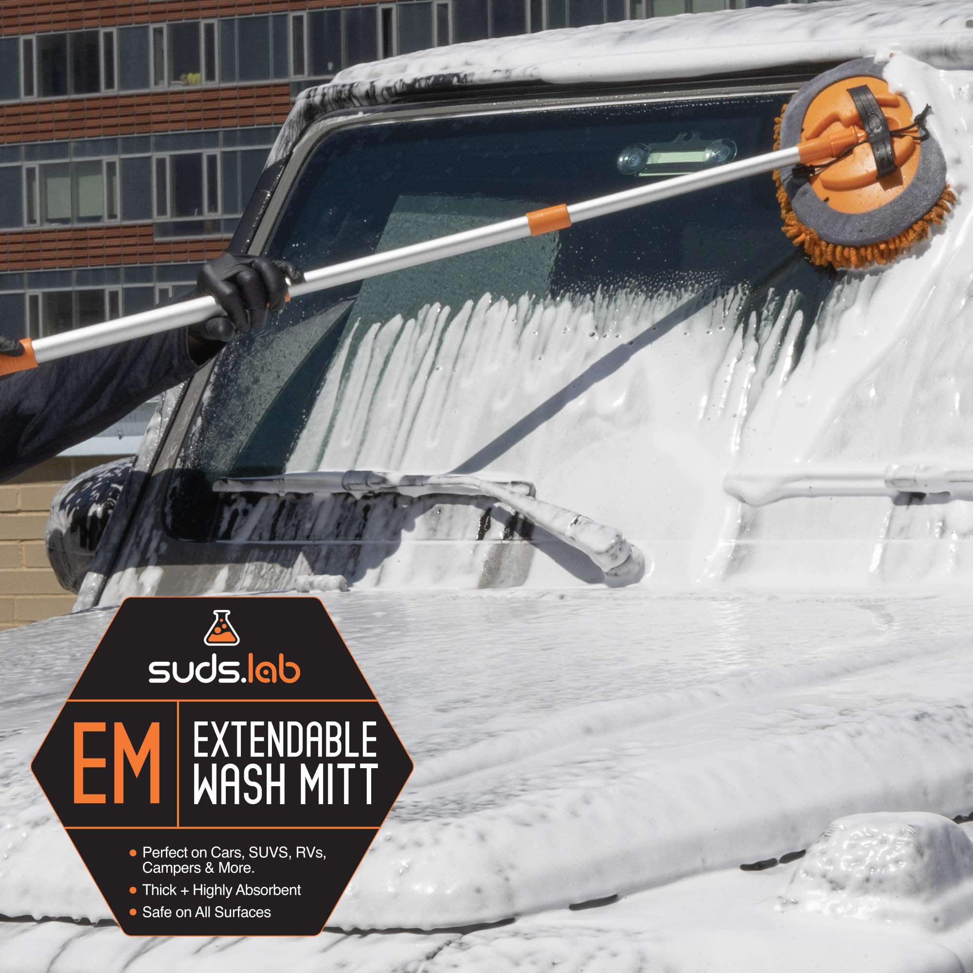 Suds Lab 360-degree rotating handle enables flexible corner cleaning