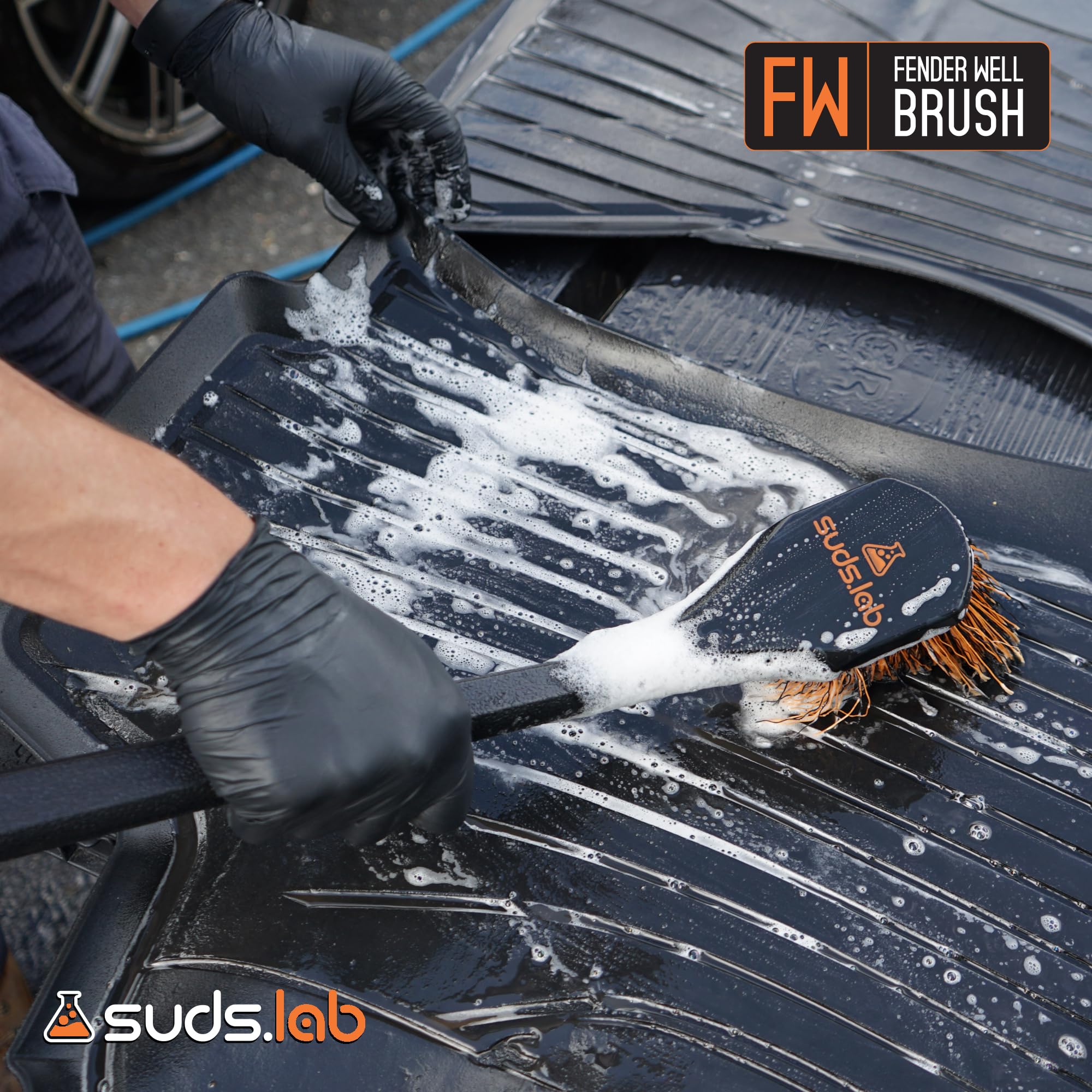 Suds Lab FW Enhanced bristle density boosts scrubbing coverage on wheels.