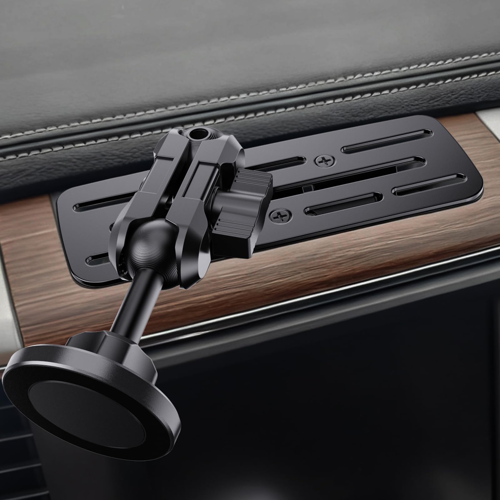 SwiftGaze RAM dash-mount in action emphasizes hands-free accessibility on the go.
