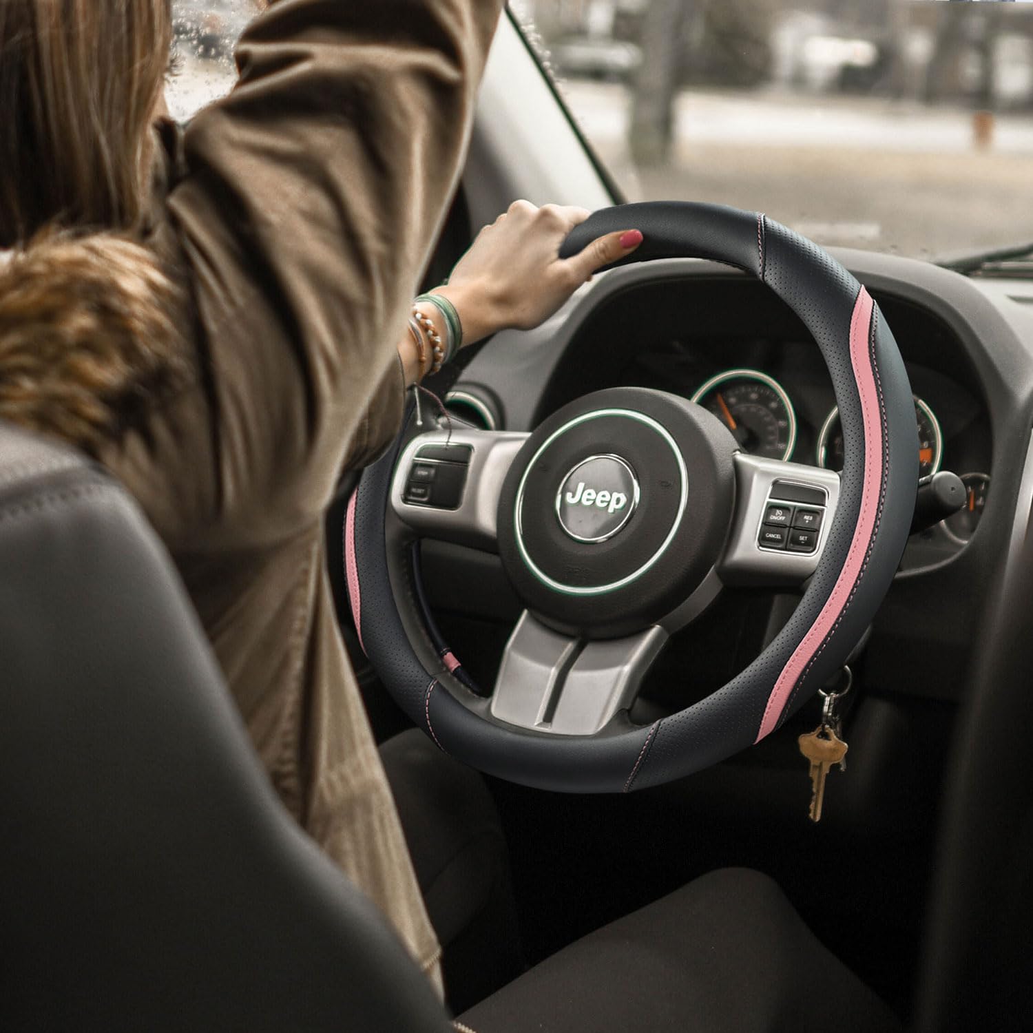 Szttswamp steering-wheel cover anti-slip red line enhances palm grip for better control.