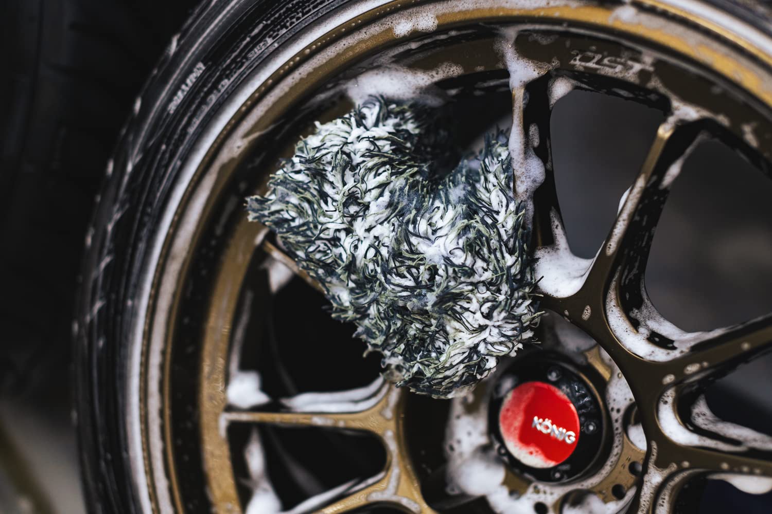 The Rag Company Cyclone Ultra Wheel Mitt durable materials withstand hundreds of washes.