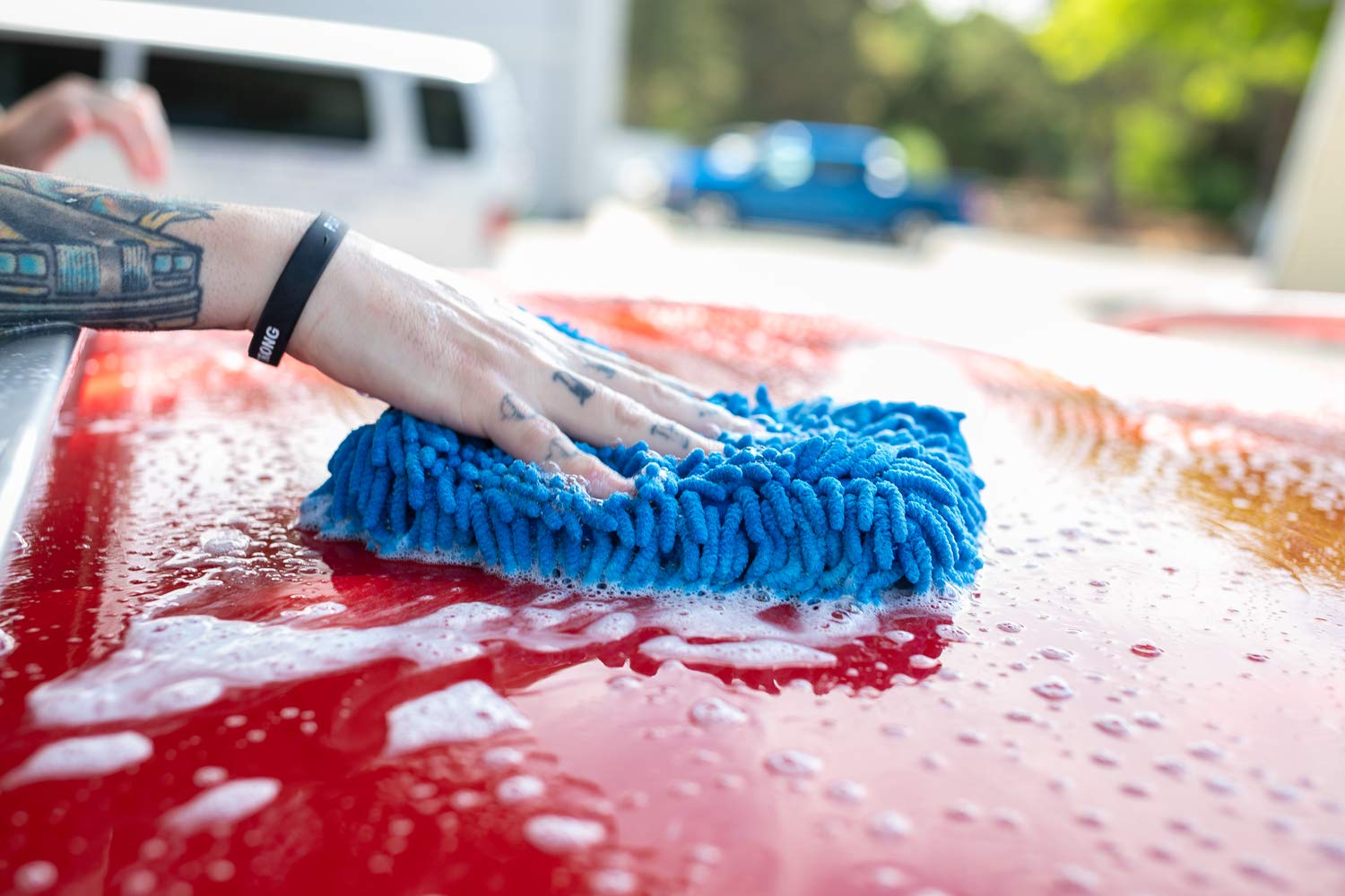 The Rag Company scratch-free cleaning mitt protecting vehicle finishes