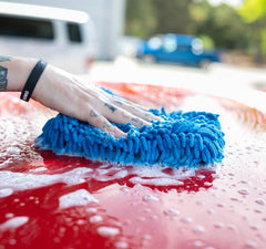 The Rag Company tagless seamless mitt blue prevents scratching during use
