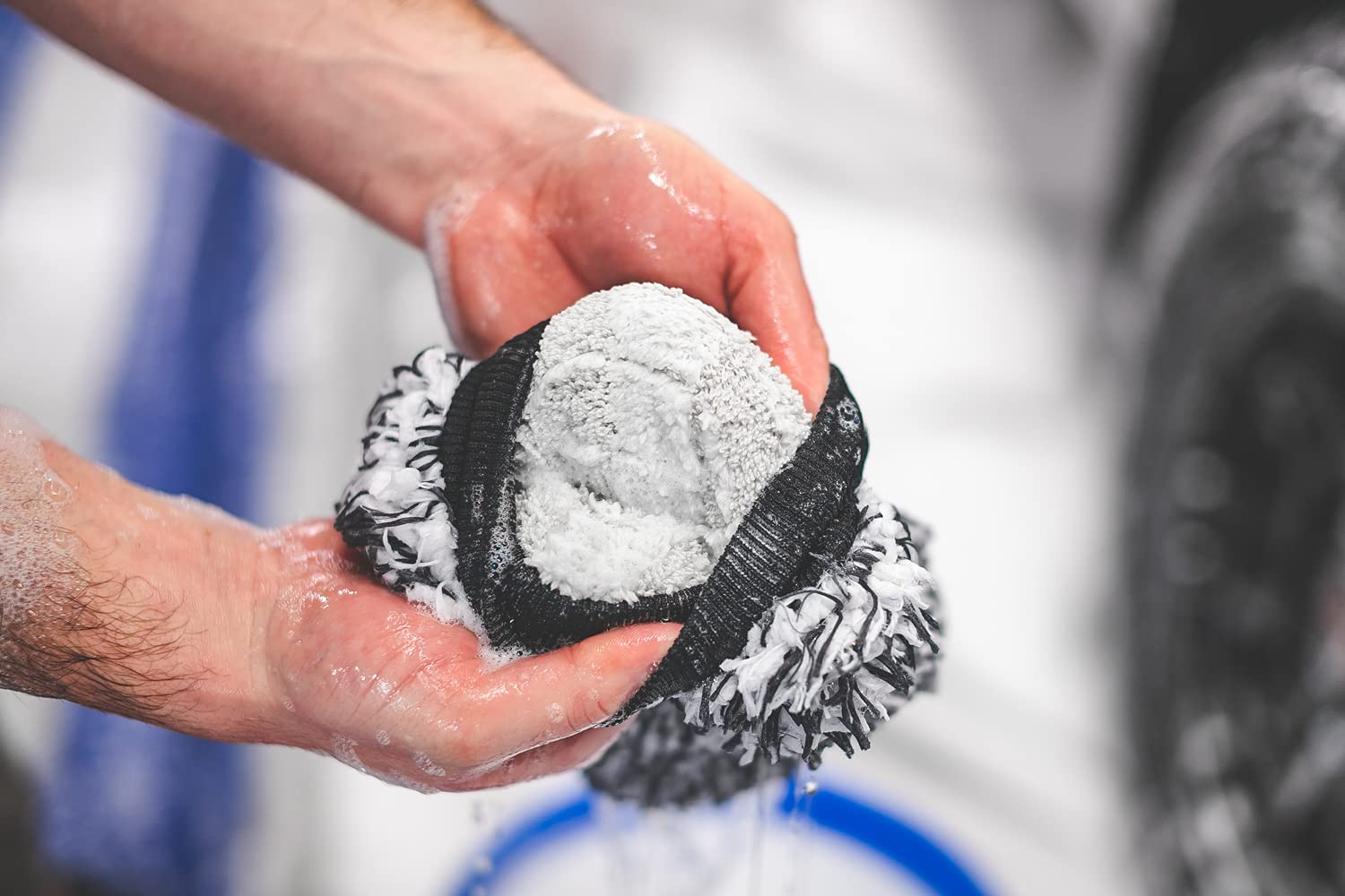 The Rag Company Cyclone Ultra Wash Pad foam padding close-up demonstrates cushioned support
