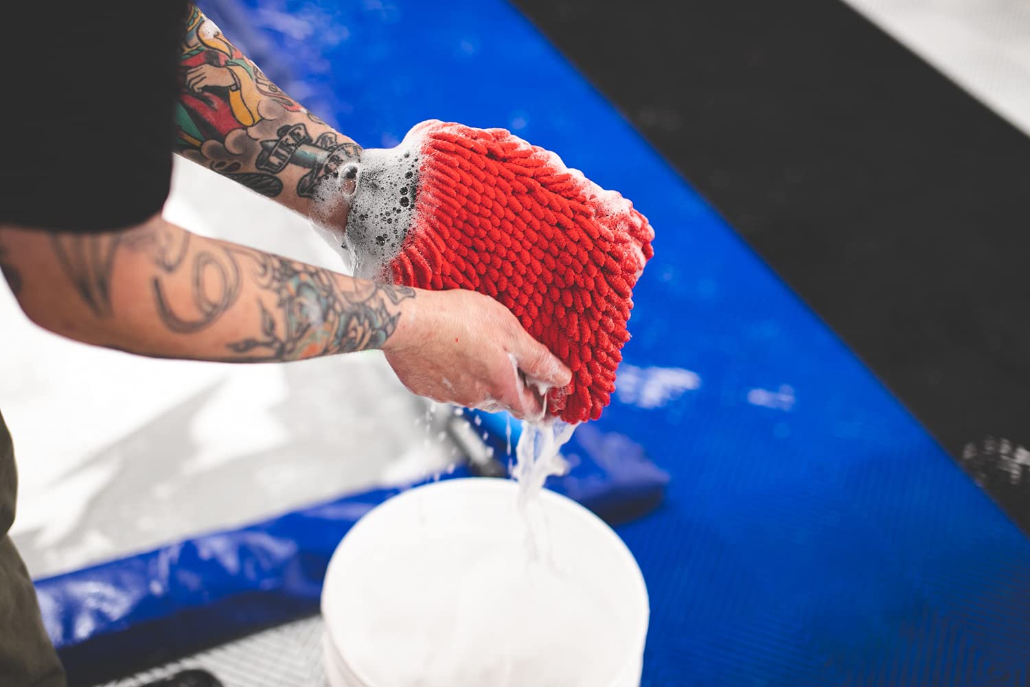 The Rag Company chenille wash mitt absorbent fibers ideal for quick-drying after washing.