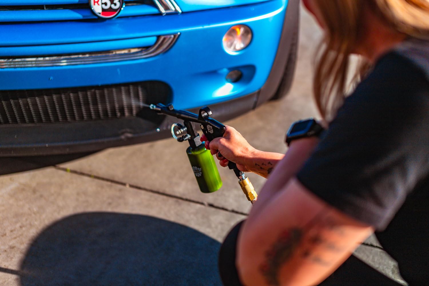 Storage lid keeps the bottle sealed between detailing tasks.