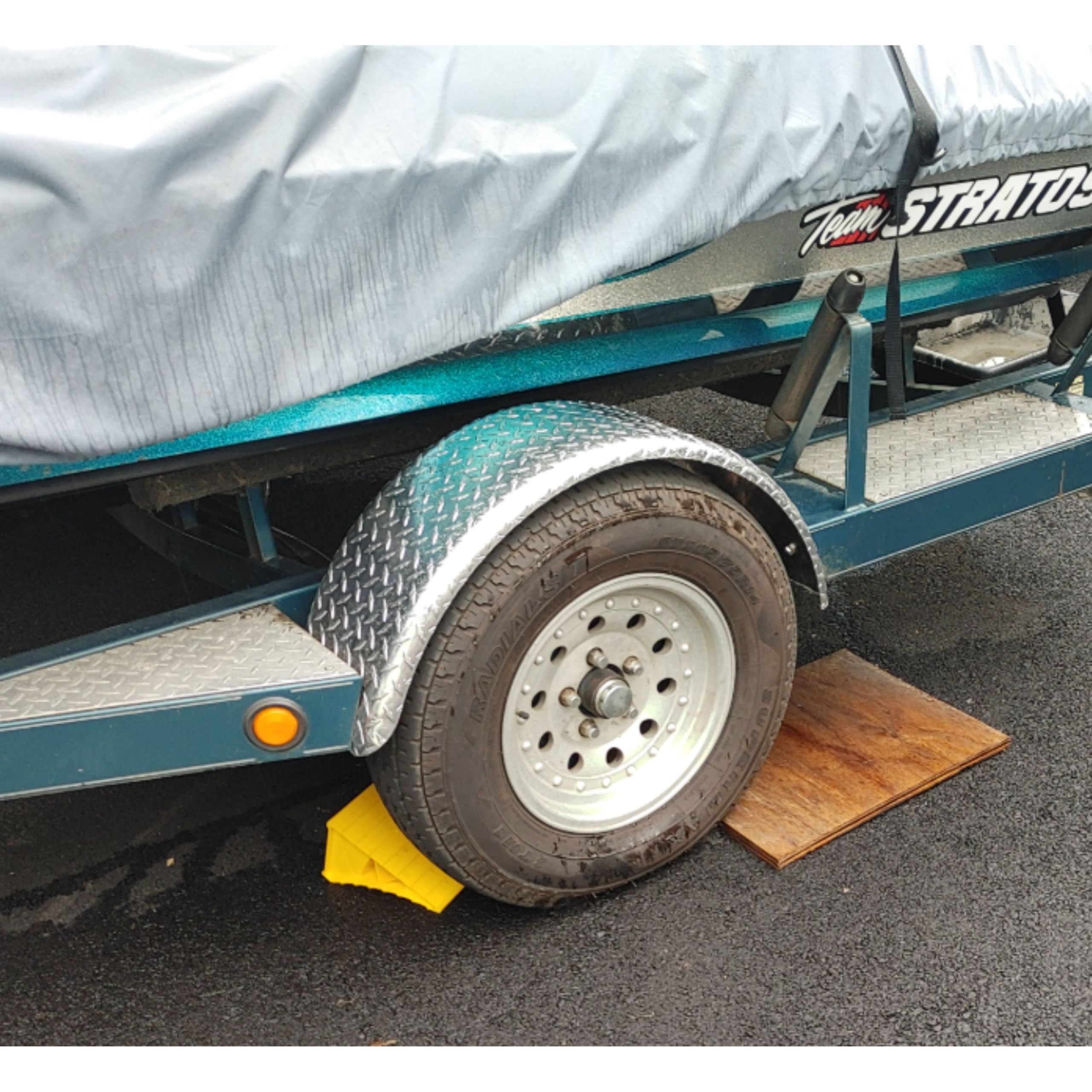 Tie Down trailer fender supports single or dual-axle rigs with versatile mounting.