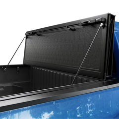 Tono King matte-black aluminum-slats offer durable, scratch-resistant weather protection.