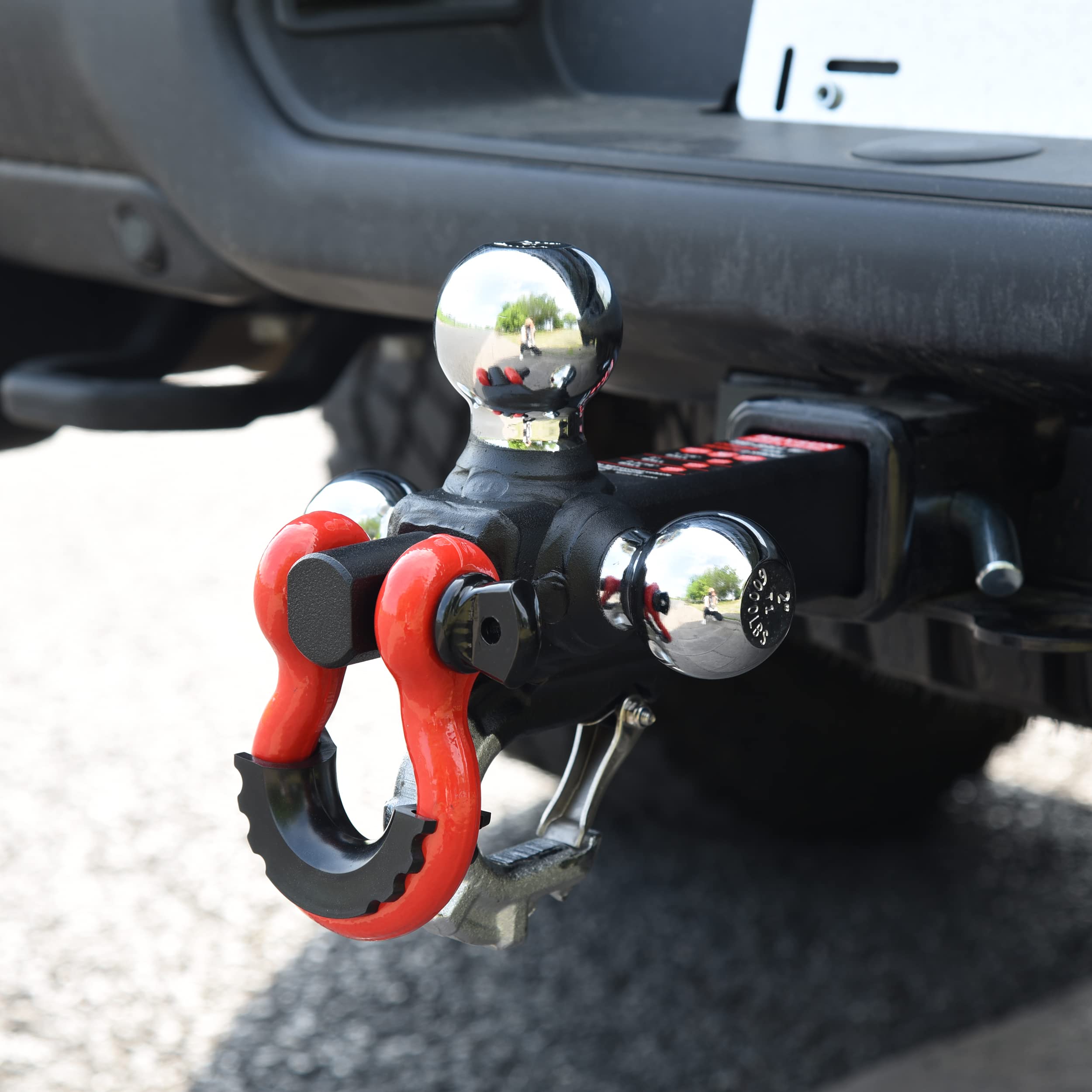 TOPTOW swivel base enabling 360-degree maneuvering during hitching.