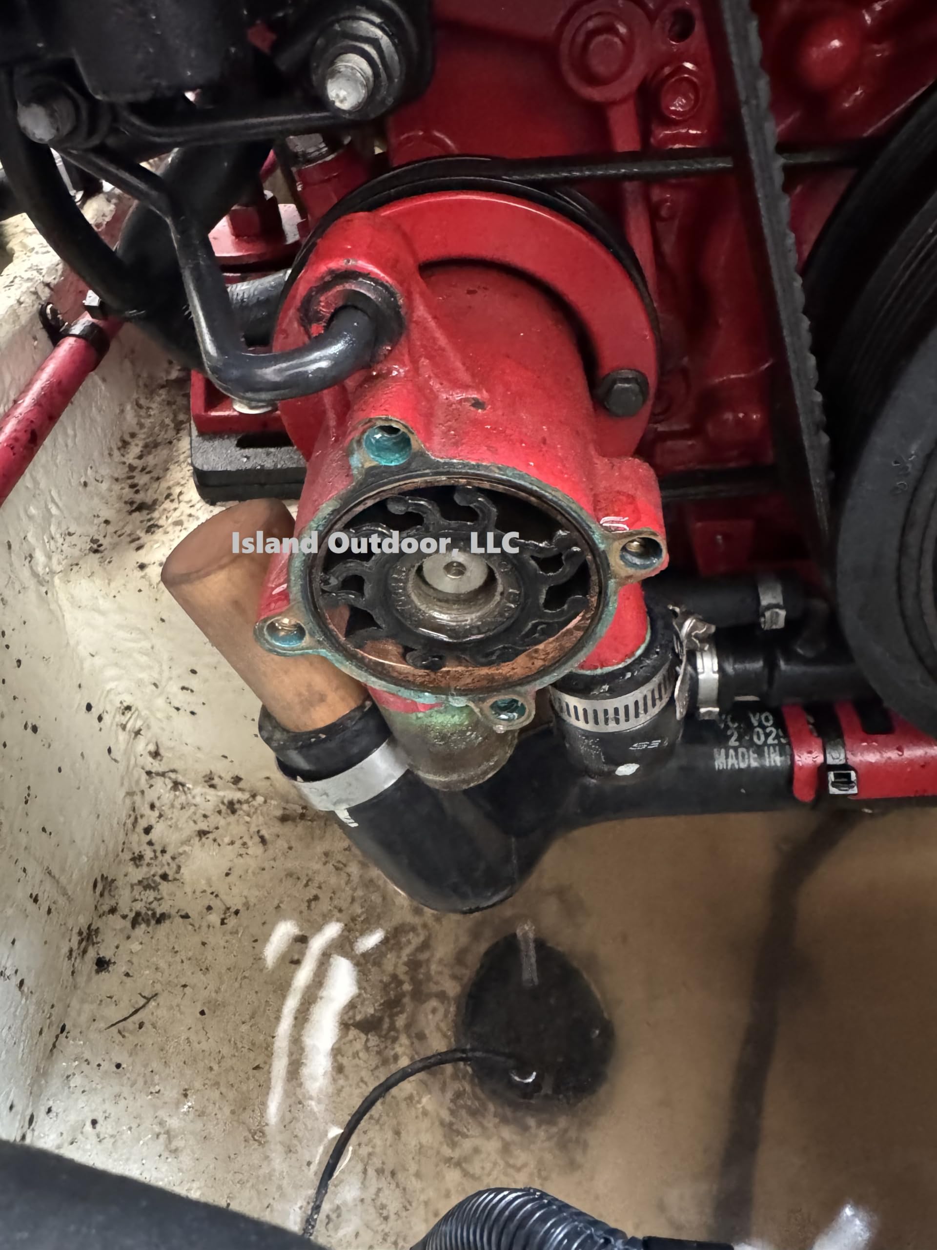 Center bolt design minimizes wear on the impeller housing during pull.