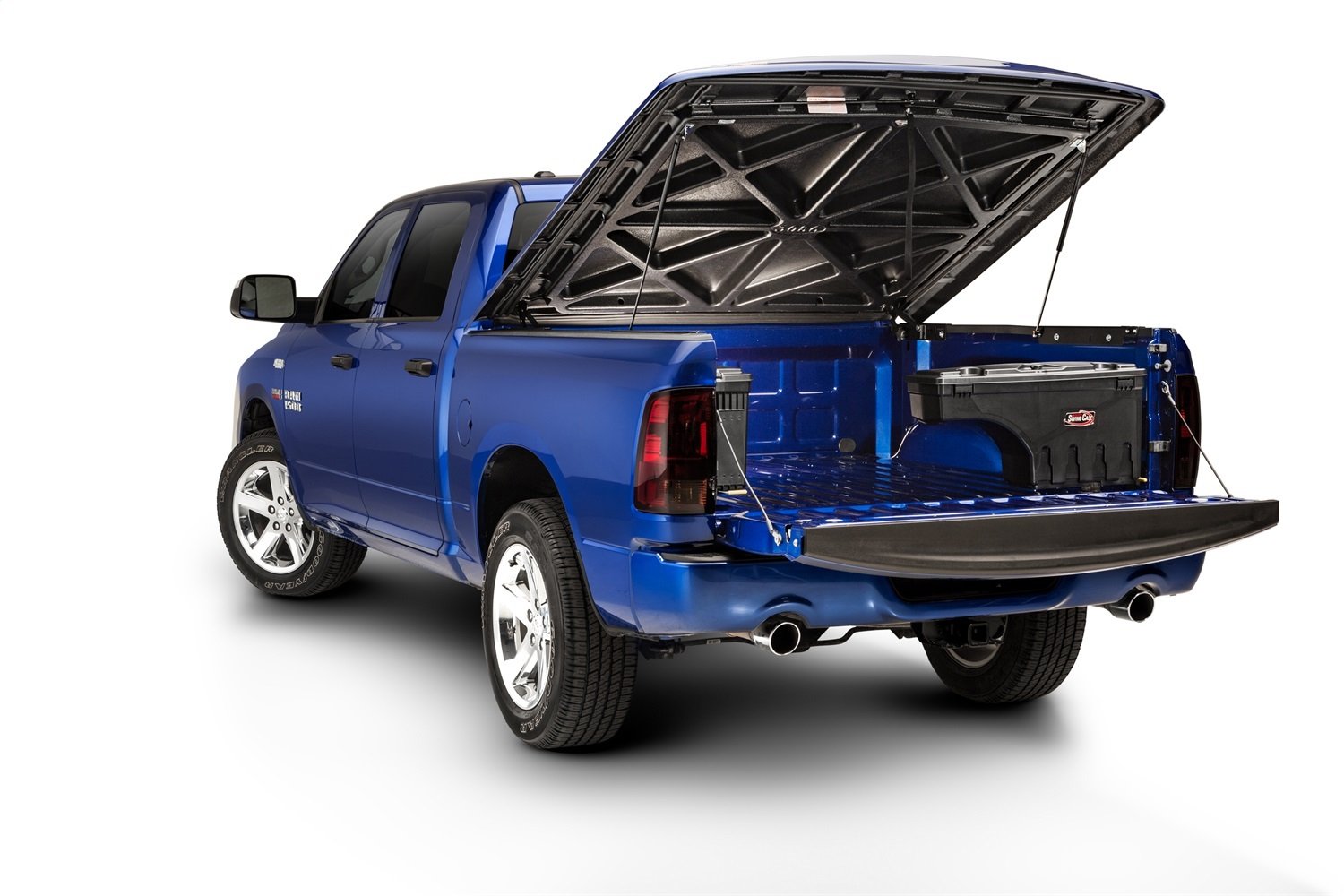 Lockable lid with moisture seal protects cargo